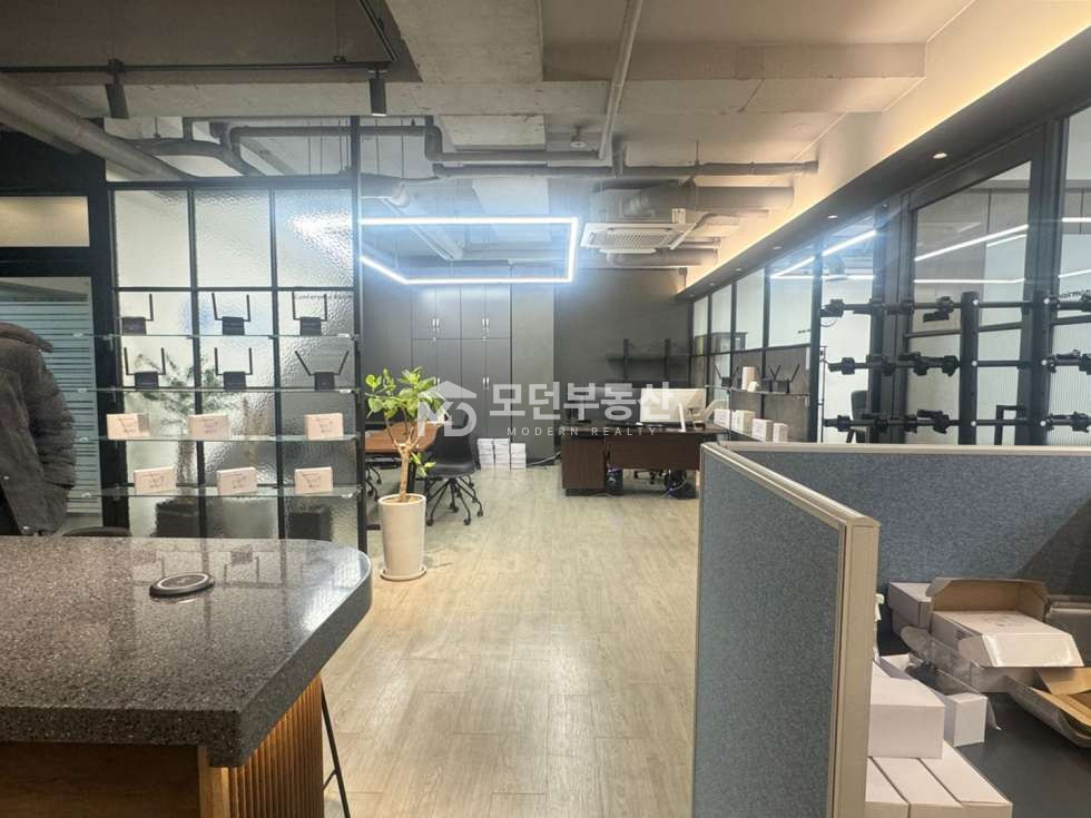 서울 강남구 논현동 강남구청역 사무실 임대 ㅣ 전용 34평 깔끔한 인테리어 월세 매물번호 10061 사진 2