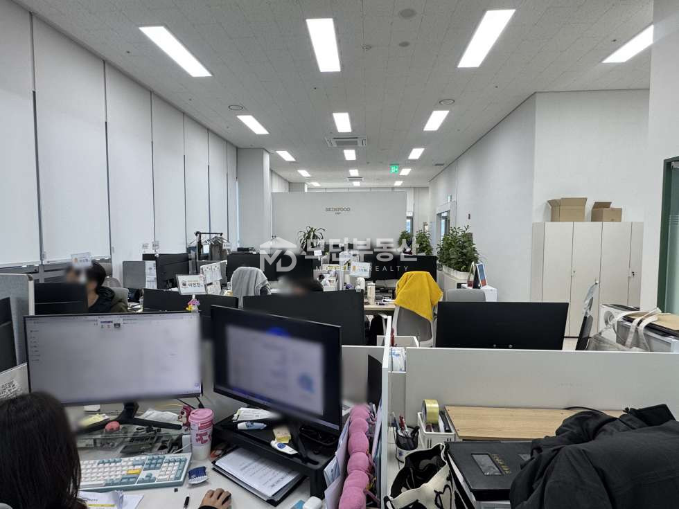 선릉역 7번 출구 대로변 사무실 대표사진