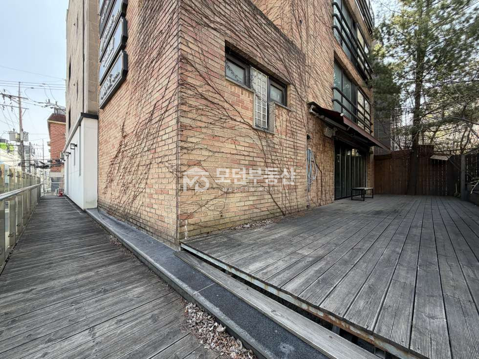 서울 강남구 논현동 강남구청역 3분 테라스 보유 깔끔한 건물 내외부 인테리어 완비 사무실 월세 매물번호 10366 사진 1