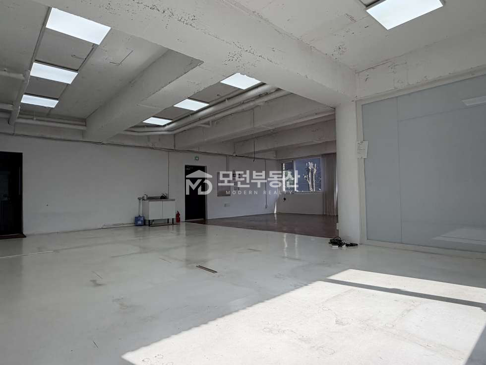서울 강남구 논현동 신논현역 채광우수 단독층 인테리어 완비 단독루프탑 무권리 상가 사무실 월세 매물번호 10372 사진 6